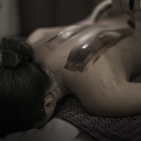 Lady getting an ayurvedic massage at the Kingsbury spa