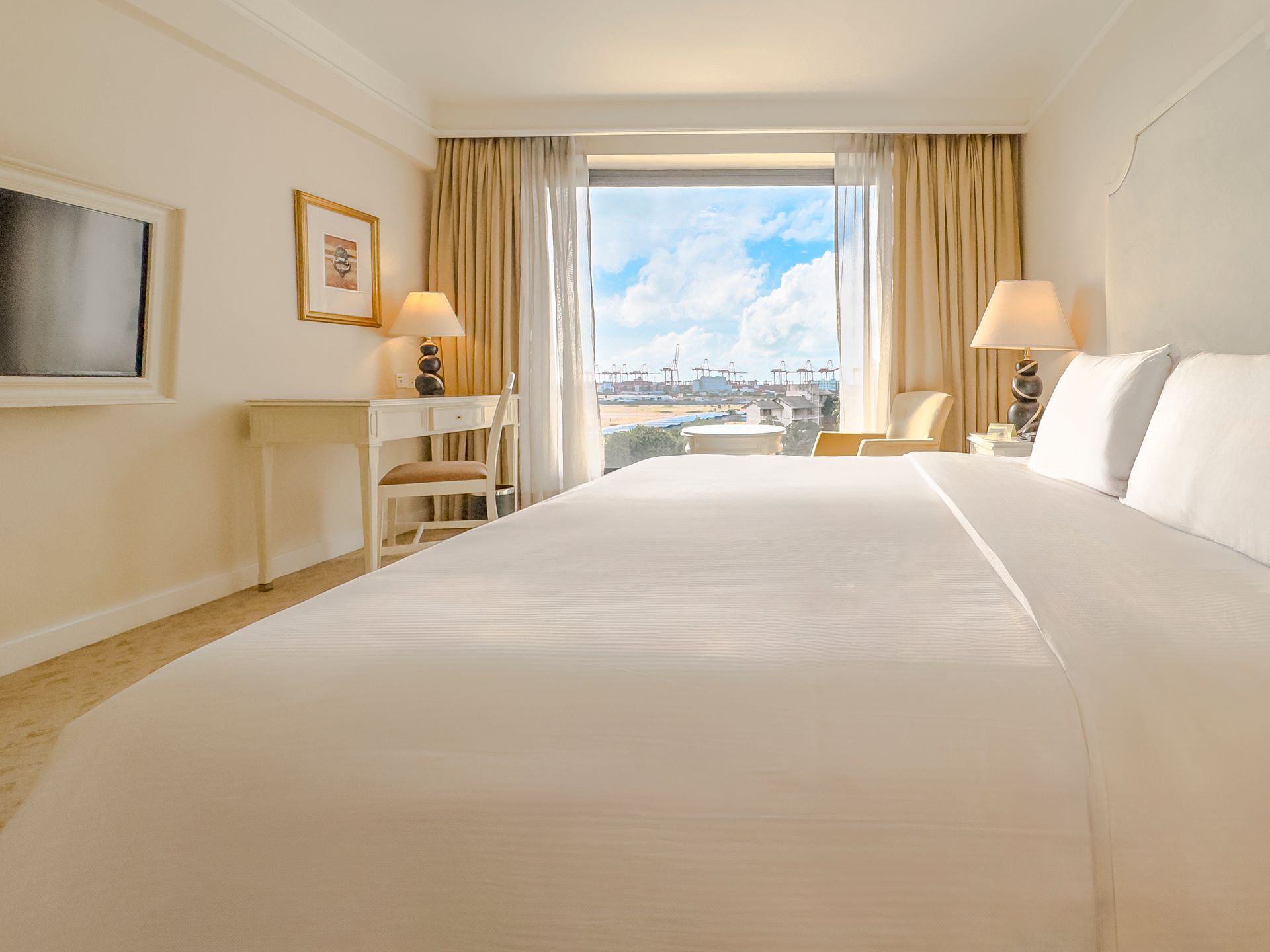 Interior of an executive room at The Kingsbury Colombo